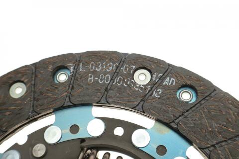 Комплект зчеплення VW Golf/Bora/Seat Toledo/Leon 1.6 16V 00-06 (d=210mm) Комплект зчеплення VW Golf/Bora/Seat Toledo/Leon 1.6 16V 00-06 (d=210mm)