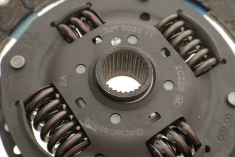 Комплект зчеплення VW Golf/Bora/Seat Toledo/Leon 1.6 16V 00-06 (d=210mm) Комплект зчеплення VW Golf/Bora/Seat Toledo/Leon 1.6 16V 00-06 (d=210mm)
