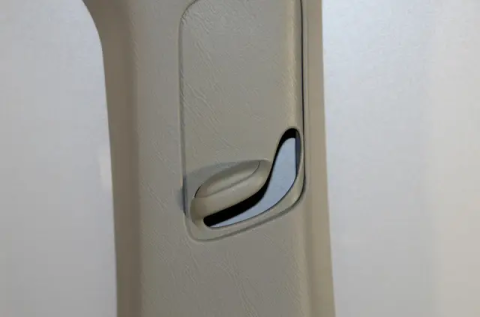 Пластикова оббивка салону - панель стійки, під ремінь безпеки (верхня, ліва)