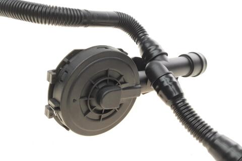 Трубка вентиляції картера Audi A4/A6/A8 3.0 00-06 Трубка вентиляції картера Audi A4/A6/A8 3.0 00-06