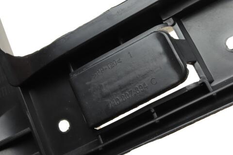 Кронштейн кріплення бампера (заднього/R) VW T5 03- Кронштейн кріплення бампера (заднього/R) VW T5 03-