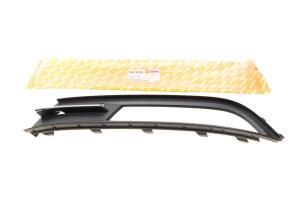 Вставка бампера (під протитуманку) VW Passat 14- (L)