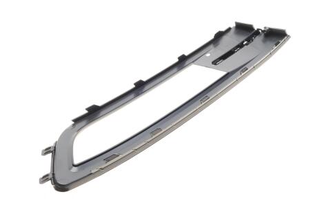 Вставка бампера (під протитуманку) VW Passat 14- (L) Вставка бампера (під протитуманку) VW Passat 14- (L)