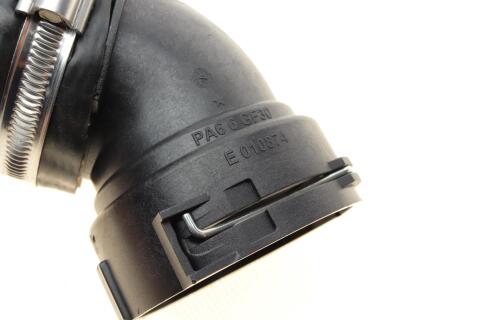 Патрубок інтеркулера BMW 5 (E60) 05-09 M47/N47 (R) Патрубок інтеркулера BMW 5 (E60) 05-09 M47/N47 (R)