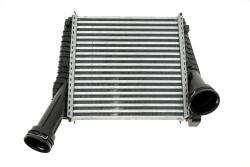 Радіатор інтеркулера Audi Q7/VW Touareg 3.0/4.1 03- (R)