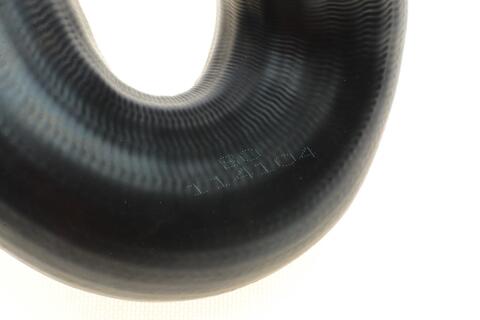 Патрубок інтеркулера (верхній) (R) VW Passat 1.8 T/2.5 TDI 00-05 Патрубок інтеркулера (верхній) (R) VW Passat 1.8 T/2.5 TDI 00-05