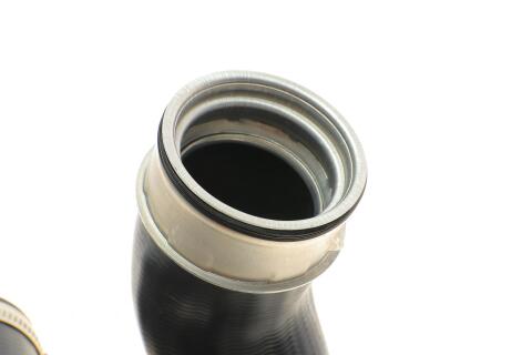 Патрубок інтеркулера (верхній) (R) VW Passat 1.8 T/2.5 TDI 00-05 Патрубок інтеркулера (верхній) (R) VW Passat 1.8 T/2.5 TDI 00-05