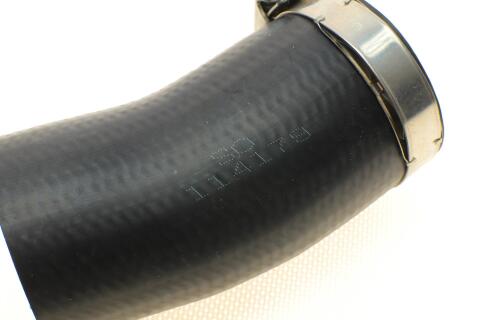 Патрубок інтеркулера Audi A3/Q3/Skoda Super B/VW Caddy III 1.6-2.0TDI 10- Патрубок інтеркулера Audi A3/Q3/Skoda Super B/VW Caddy III 1.6-2.0TDI 10-