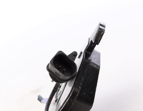 Колодки гальмівні (передні) Audi A4/A6 95-/VW Passat 00-05- (з датчиками)(з низьким продукуванням пилу)