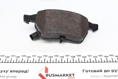 Колодки гальмівні (передні) Audi A4/A6 95-/VW Passat 00-05- (з датчиками)(з низьким продукуванням пилу)