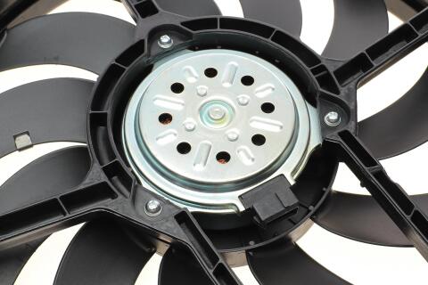 Вентилятор радіатора Opel Signum/Vectra C 1.6-2.2 02-08 (з дифузором) Вентилятор радіатора Opel Signum/Vectra C 1.6-2.2 02-08 (з дифузором)