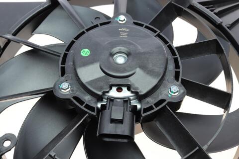 Вентилятор радиатора Ford B-Max 1.5TDCi 12-/Fiesta 1.2-1.6 08-/Ecosport 1.5TDCi 13- (с диффузором) Вентилятор радиатора Ford B-Max 1.5TDCi 12-/Fiesta 1.2-1.6 08-/Ecosport 1.5TDCi 13- (с диффузором)
