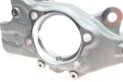 Кулак поворотний (цапфа) Audi A6 2.4-4.2 04-11 (R) (передня)