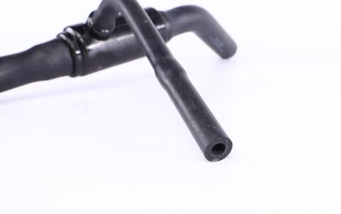 Патрубок системы охлаждения VW Passat 2.8/2.9 91-97