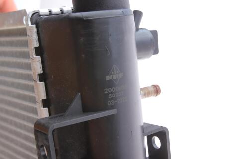 Радиатор охлаждения Chrysler Voyager/Caravan 2.4 95-01