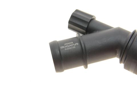 Фланець системи охолодження VW Golf IV 97-06 Фланець системи охолодження VW Golf IV 97-06