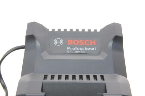 Гайковерт акумуляторний 1/2" 400 Нм 18V 5Ah (2 АКБ і заряд. пристрій) Гайковерт акумуляторний 1/2" 400 Нм 18V 5Ah (2 АКБ і заряд. пристрій)