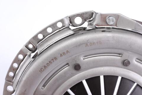 Комплект зчеплення VW Golf IV 1.9 TDI 98-06 (d=240mm) Комплект зчеплення VW Golf IV 1.9 TDI 98-06 (d=240mm)