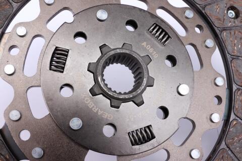 Комплект зчеплення VW Golf IV 1.9 TDI 98-06 (d=240mm) Комплект зчеплення VW Golf IV 1.9 TDI 98-06 (d=240mm)