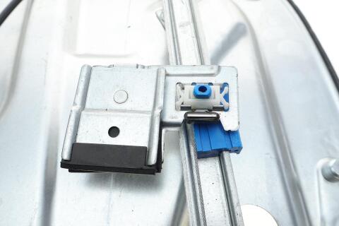 Склопідіймач (передній) VW Touran 03-15 (R) (електро) (без моторчика) (з пластиною)