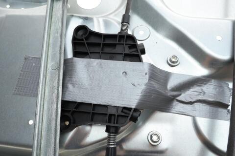 Склопідіймач (передній) VW Touran 03-15 (R) (електро) (без моторчика) (з пластиною)