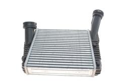 Радиатор интеркулера Audi Q7 3.0/4.2TDI 06-15/VW Touareg 2.5/3.0TDI 03-18(R) Радиатор интеркулера Audi Q7 3.0/4.2TDI 06-15/VW Touareg 2.5/3.0TDI 03-18(R)