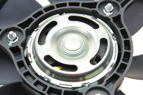 Вентилятор охлаждения двигателя Audi A6/VW Passat 1.6-3.0 97-05