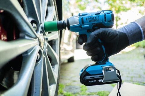 Гайковерт аккумуляторный 1/2" 260 Нм 18V 2.5Ah (+2 АКБ и зарядное устройство) Гайковерт аккумуляторный 1/2" 260 Нм 18V 2.5Ah (+2 АКБ и зарядное устройство)