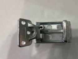 Петля дверная задняя правая (нижняя часть) MERCEDES SPRINTER 906 06.06-06.18