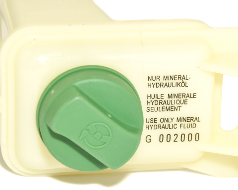 Розширювальний бачок, гідравл. рідина (рульов. механізм з підсилюв.) 